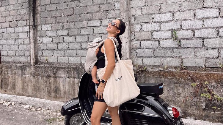 Potret Jennifer Bachdim Gendong Kiro