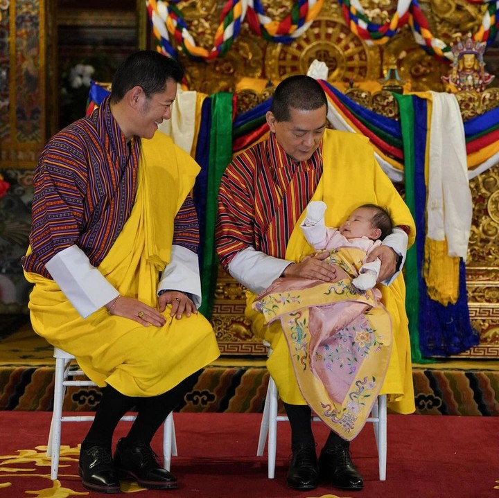 <p>Upacara pemberian nama ini juga dihadiri oleh keluarga Kerajaan, Bunda. Beberapa di antara yang hadir adalah Yang Mulia Je Khenpo, Yang Mulia Druk Gyalpo Keempat, dan Yang Mulia Ibu Suri. (Foto: Instagram @queenjetsunpema)</p>