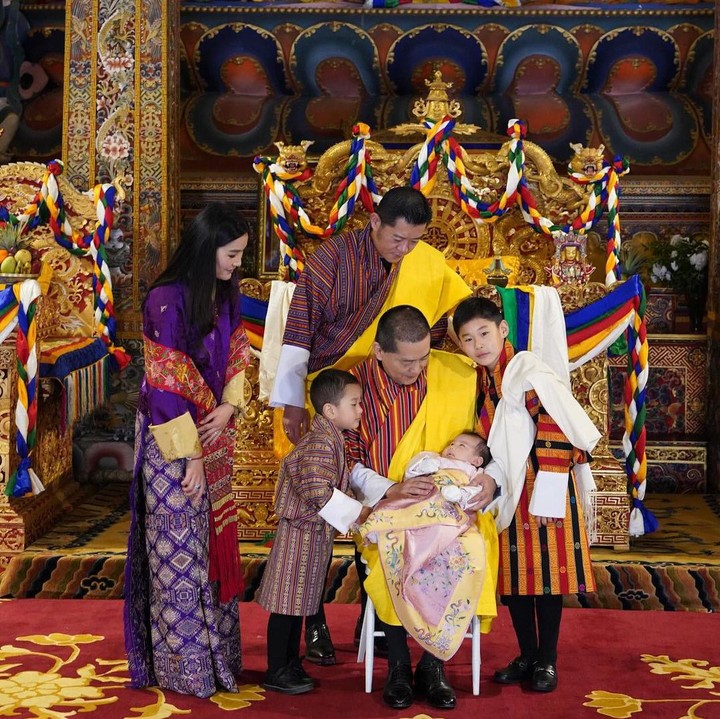 <p>Raja Bhutan Jigme Khesar Namgyel Wangchuck dan istrinya Ratu Bhutan Jetsun Pema akhirnya mengumumkan nama anak ketiganya ke publik. Pemimpin Kerajaan Bhutan ini mengungkap nama putrinya yang lahir pada 9 September lalu di media sosial. (Foto: Instagram @queenjetsunpema)</p>