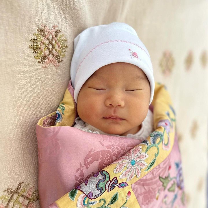 <p>Ratu dan Raja Bhutan juga menjelaskan arti nama anak ketiganya. "Sonam adalah nama Bhutan yang berarti kebajikan, umur panjang, dan keberuntungan. Nama Yangden, berarti permata berharga, melambangkan kemakmuran dan kesejahteraan," tulis keduanya di Instagram. (Foto: Instagram @queenjetsunpema)</p>