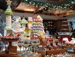 Rayakan Natal dengan Menara Macaroon hingga BBQ Seru di Tengah Kota