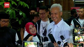 VIDEO: Ganjar-Mahfud Berbaju Sat Set, Tas Tes Di Debat Perdana