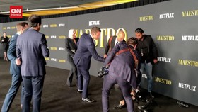 VIDEO: Bradley Cooper Tolong Fotografer di Premier Maestro