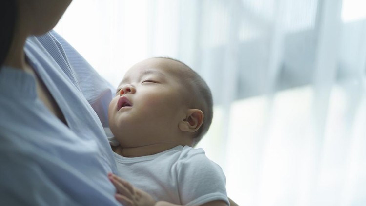 7 Cara Menghilangkan Napas Grok-Grok pada Bayi