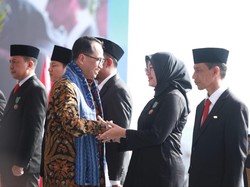 Bupati Ipuk Raih Satyalencana Wirakarya Atas Pengembangan Kelautan Banyuwangi