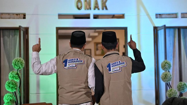 Ustaz Abdul Somad mengenakan rompi berlogo AMIN pemberian Anies Baswedan. Timnas AMIN menyebut UAS menyatakan dukungannya ke pasangan nomor urut 1.
