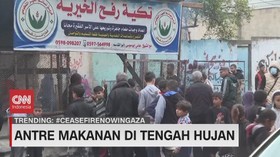 VIDEO: Antre Makanan di Tengah Hujan