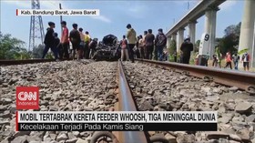 VIDEO: Mobil Tertabrak Kereta Feeder Whoosh, Tiga Meninggal Dunia