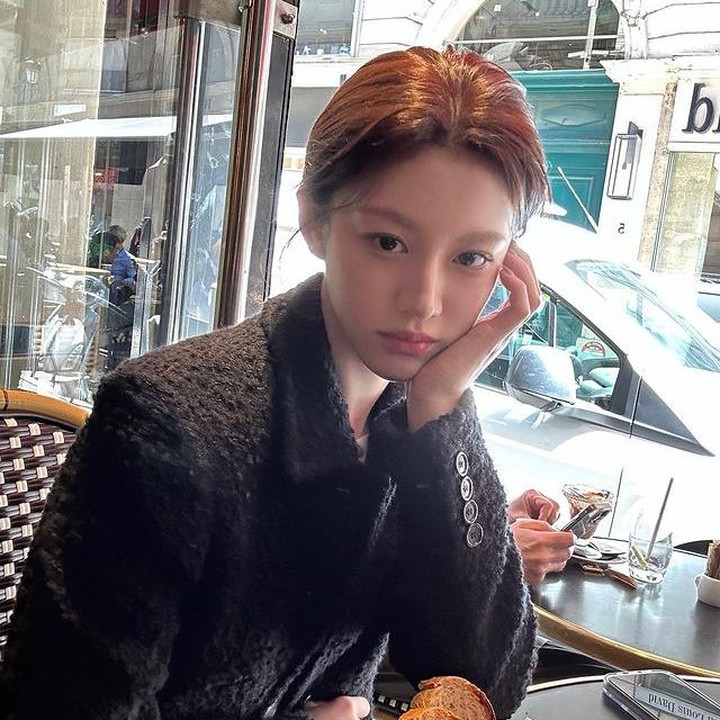 <p>Di foto kasual ini, Go Yoon Jung sedang berpose menghadap kamera dengan sekeranjang roti di hadapannya. (Foto: Instagram @goyounjung)</p>