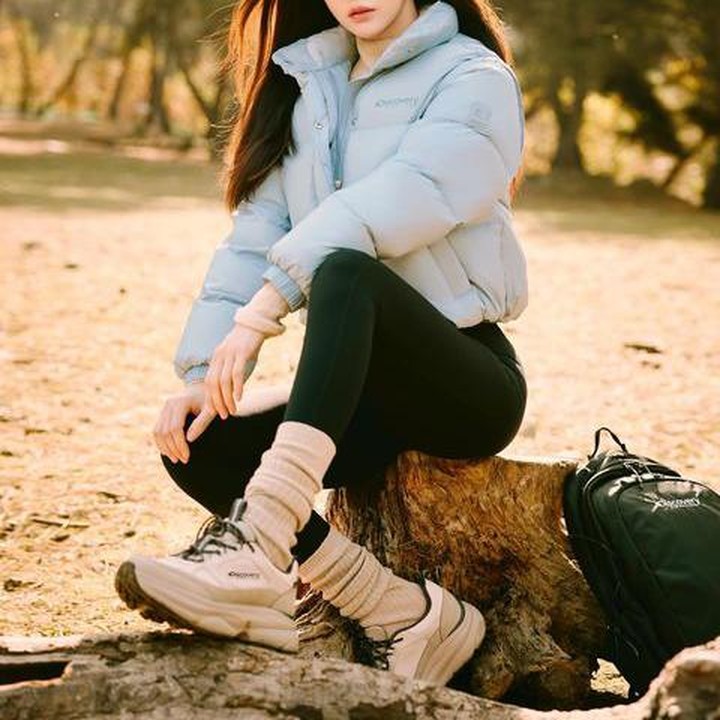 <p>Di potret ini, Go Yoon Jung sedang mempromosikan salah satu brand fashion terkenal di Korea, Discovery Expedition. Dengan rambut yang tergerai bebas dan postur yang tegak, karismanya sangat terasa di potret ini ya, Bunda? (Foto: Instagram @goyounjung)</p>