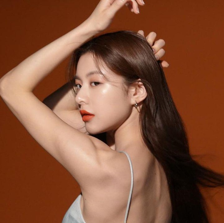 <p>Di potret terakhir ini, Go Yoon Jung sedang berpose elegan menghadap kamera sebagai salah satu brand ambassador Armani Beauty. (Foto: Instagram @goyounjung)</p>