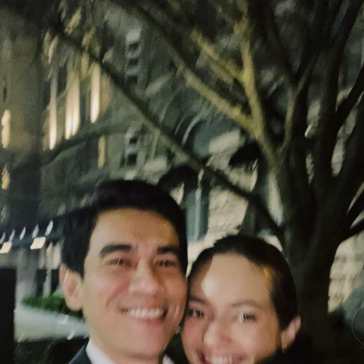 <p><em>So sweet</em> ya, Bunda? Kita doakan, semoga pasangan ini selalu sehat dan bahagia bersama, ya. (Foto: Instargam @enzystoria)</p>