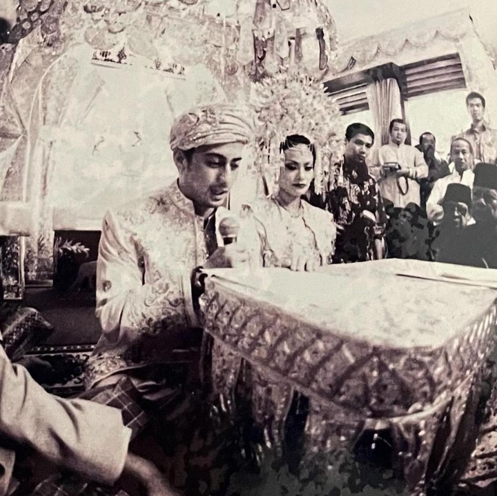 <p>"Waktu jadi pengantin baru, 20 thn yang lalu," tulis Ersa Mayori di unggahan fotonya. (Foto: Instagram @ersamayori)</p>