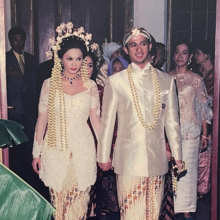 <p>Di hari bahagianya, Ersa Mayori juga terlihat anggun mengenakan busana pengantin tradisional berwarna putih. (Foto: Instagram @ersamayori)</p>