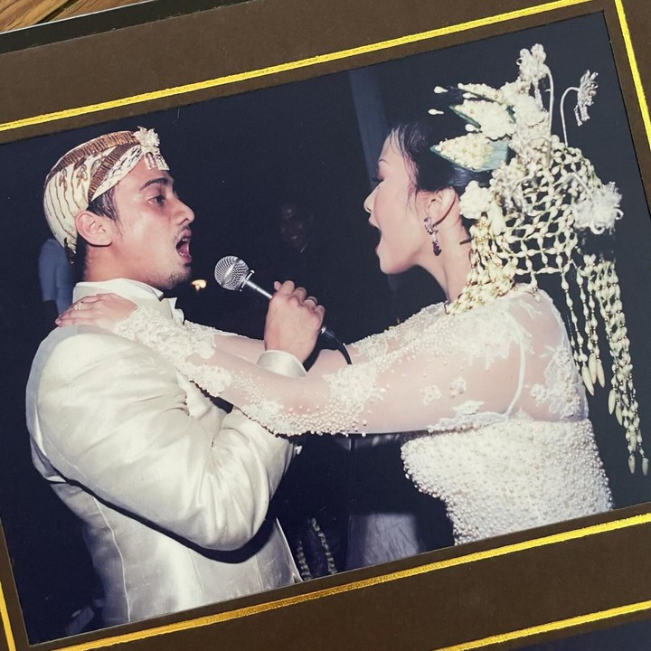 <p>Tak lupa, Ersa Mayori memberikan pesan manis untuk sang suami di unggahan fotonya, Ia mengucapkan hari ulang tahun pernikahan dan berharap agar mereka dapat menua bersama dengan bahagia dan saling mencintai.<em> "Happy anniversary @otto_djauhari my dear. Let’s continue grow old & better together. I love you!"</em> (Foto: Instagram @ersamayori)</p>