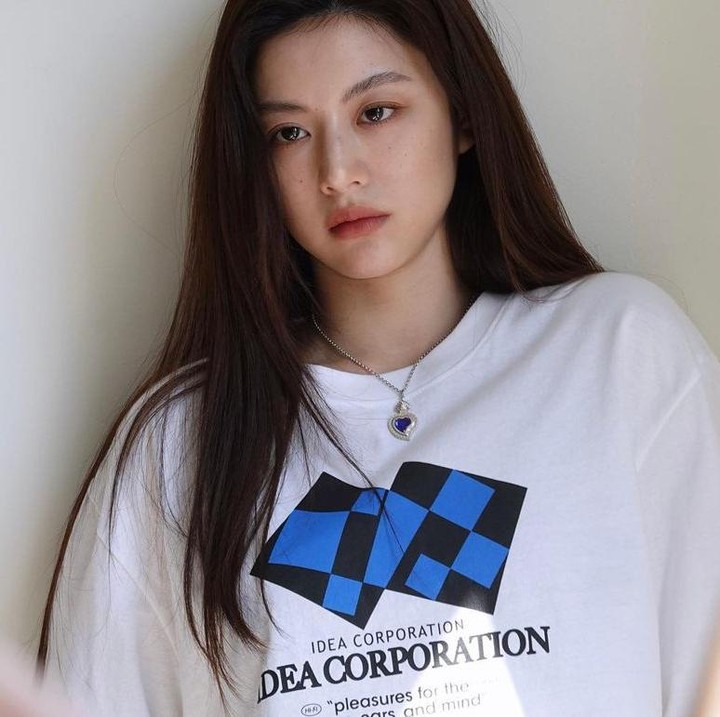 <p>Di potret ini, Go Yoon Jung sedang fokus menatap kamera dalam rangka photoshoot untuk brand fashion Spelledit. Mengenakan kaus kasual dan make up yang tidak overdone, kecantikan alami Go Yoon Jung tampak semakin bersinar, ya? (Foto: Instagram @goyounjung)</p>