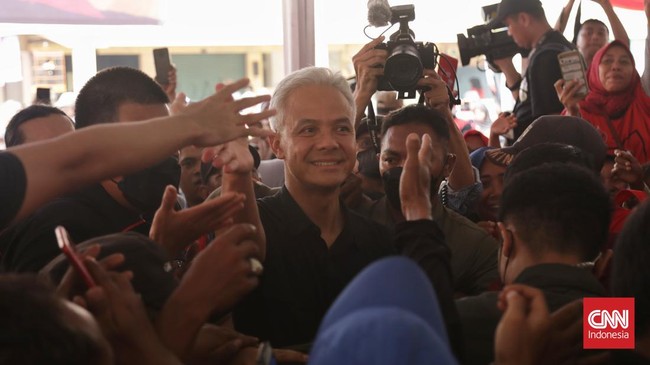 Capres Ganjar Pranowo memastikan partai pengusung dan para relawan saat ini sudah melebur. Mereka diklaim bergerak bersama dari pintu ke pintu.