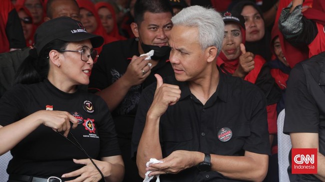 Calon presiden nomor urut tiga, Ganjar Pranowo, mengaku bakal melaporkan soal dugaan puluhan baliho hilang saat kunjungan Mahfud MD di Banten, Rabu (13/12).