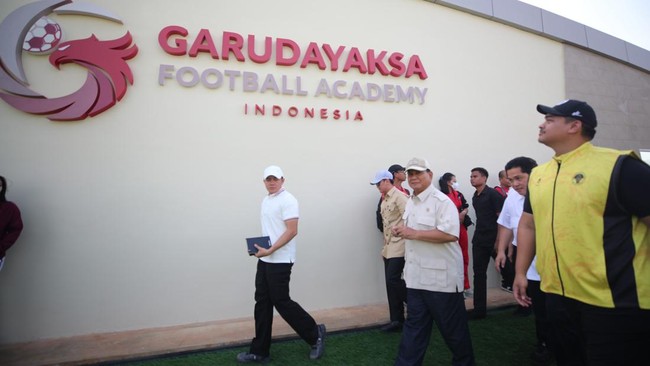 Melalui Akademi Garudayaksa yang digagasnya, Prabowo Subianto mendorong atlet sepak bola putra dan putri untuk bersemangat mencetak prestasi.