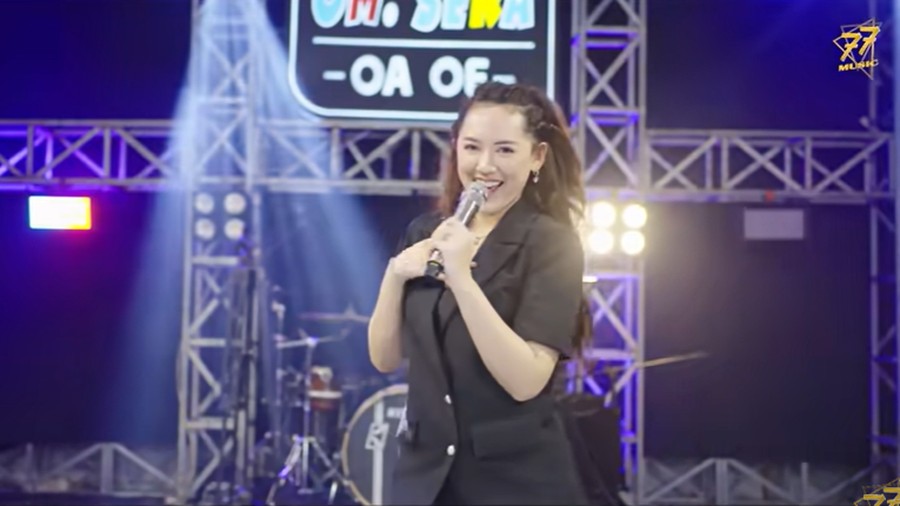Happy Asmara menyanyikan lagu Rindu Tapi Malu. Happy Asmara menyanyikan lagu Rindu Tapi Malu.