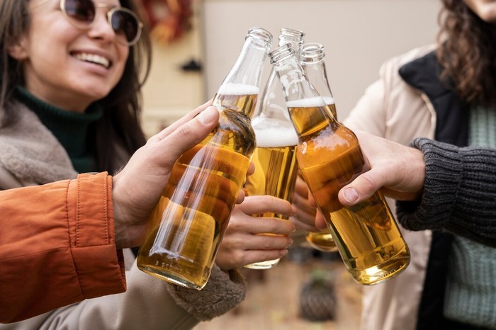 Ilustrasi alkohol/Foto: Freepik.com/freepik 8 Penyebabnya Tubuh Mendadak Lemas Setiap Habis Makan
