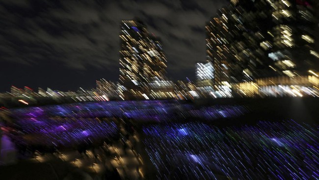 FOTO: Pendar Hamparan 18.000 Lampu Hiasi Malam di New York City