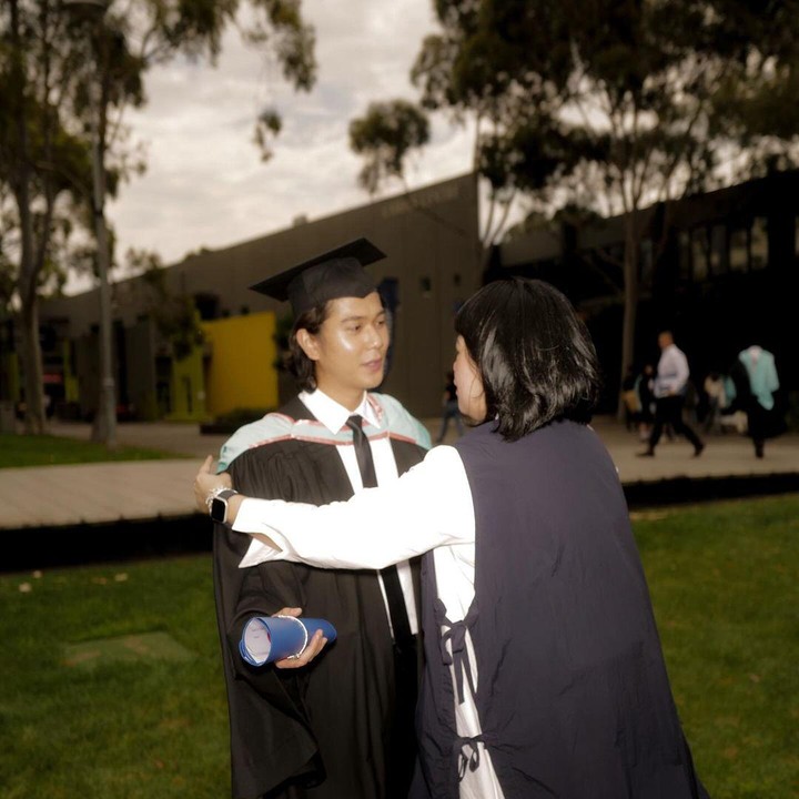 <p>Ia resmi lulus dari Monash University, Australia, Bunda. Dalam potret-potret yang dibagikan, ia tampak bahagia mengenakan toga wisuda. (Foto: Instagram @iqbaal.e)<br /><br /><br /></p>
