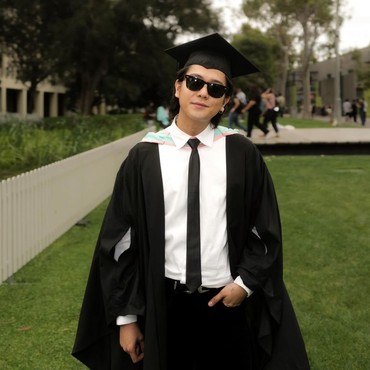 Lulus Kuliah, 7 Gaya Nyentrik Iqbaal Ramadhan Wisuda Tampil Pakai Anting