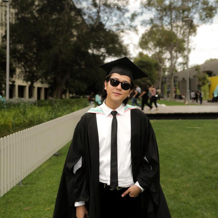 <p>Unggahan bintang film <em>Mencuri Raden Saleh</em> ini juga mendapat banyak beragam reaksi. Mulai dari netizen hingga sahabat terdekat, memberikan ucapan selamat. (Foto: Instagram @iqbaal.e)<br /><br /><br /></p>
