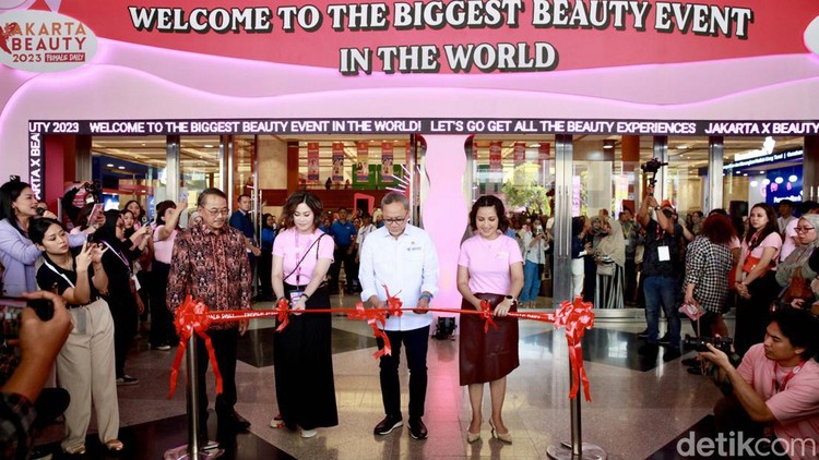 Jakarta X Beauty 2023 Resmi Dibuka Jakarta X Beauty 2023 digelar mulai hari ini, Kamis (14/12/2023) hingga Minggu (17/12/2023). Acara ini dibuka oleh Menteri Perdagangan Zulkifli Hasan.