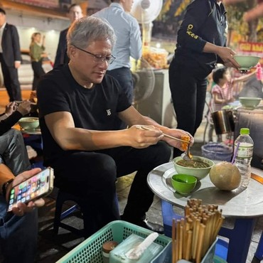 Potret Orang Paling Kaya di Dunia Tak Malu Makan di Pinggir Jalan