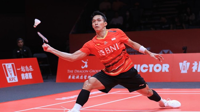 Jonatan Christie berhasil lolos dengan cara dramatis ke semifinal BWF World Tour Finals 2023 meskipun kalah dari Li Shi Feng dengan skor 13-21, 18-21.