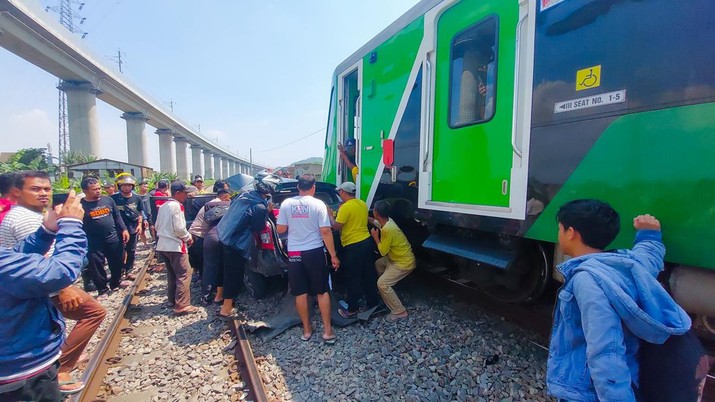 KA Feeder Whoosh tabrak mobil 6 penumpang di Ngamprah, Kabupaten Bandung Barat. (Dok. detikJabar/Whisnu Pradana)