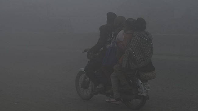 FOTO: Kabut Tebal Mengepung Lahore Pakistan