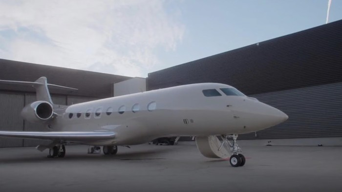 Suasana dalam pesawat jet pribadi Kim Kardashian.