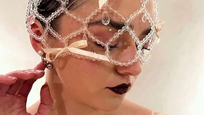 Maisie Williams kenakan Simone Rocha