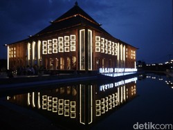 Gemerlapnya Masjid Syarif Abdurachman di Makam Sunan Gunung Jati