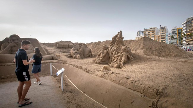 FOTO: Melihat Keindahan Patung Pasir Karya Seniman di Pantai Spanyol
