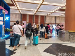Demi Raup Cuan, Jastipers Bawa Koper Gede di Jakarta X Beauty