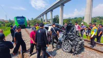 Korban meninggal dunia kecelakaan maut antara KA Feeder Kereta Cepat Whoosh dan mobil minibus di Bandung jadi 3 orang.