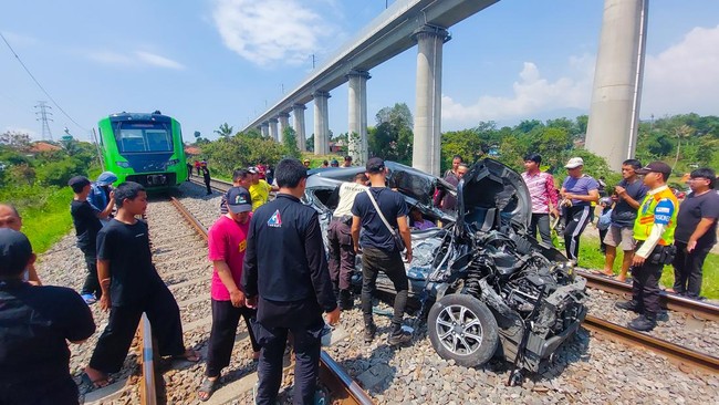 Syakila Lisdia Putri (4), salah satu penumpang mobil yang ditabrak Kereta Api (KA) feeder Whoosh, meninggal dunia, Jumat (15/12) pagi tadi.