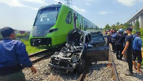 KA Feeder Whoosh Tabrak Mobil Isi 6 Orang di Bandung