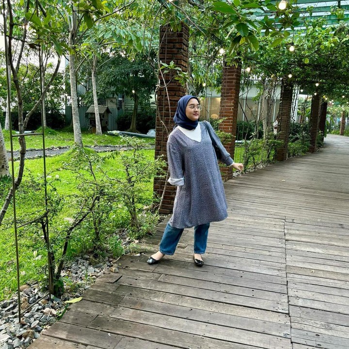 <p>Putri sulung Harry personel Kahitna, Oriza Violinar mengalami musibah. Ia harus kehilangan sebagian tangan kanannya usai mengalami kecelakaan. Ia dan teman-temannya sedang menumpangi bus ketika hendak mengikuti acara kampus di kawasan Puncak. Bus diketahui tidak dalam kondisi layak untuk jalan. (Foto: Instagram @theviolinar)</p>