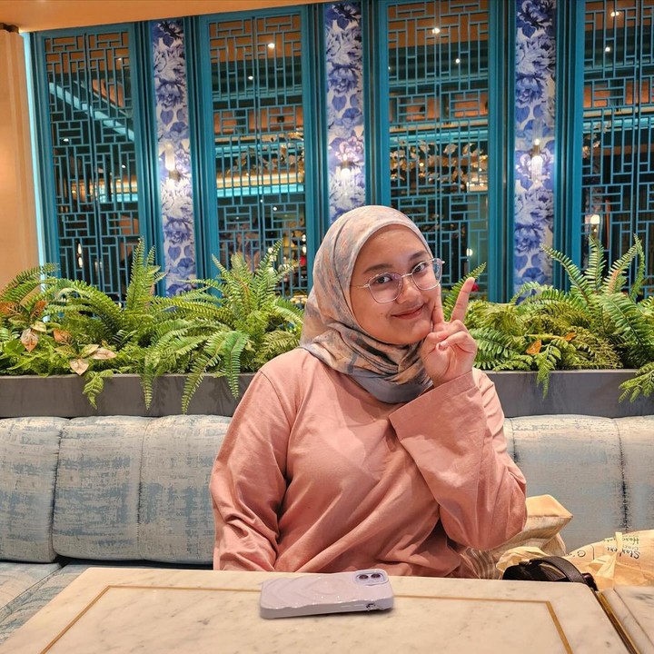 <p>Lewat media sosial pribadinya, Oriza Violinar kerap mengunggah potret kesehariannya. Ia beberapa kali memperlihatkan dirinya sedang jalan-jalan bersama sang Bunda, atau hanya sekadar menikmati waktu luang di rumah. (Foto: Instagram @theviolinar)</p>