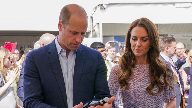 Pangeran William dan Kate Middleton disebut malu akibat insiden foto natal keluarga mereka yang jadi bahan olok-olokan.