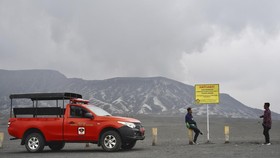 Mobil Pribadi Nekat Masuk Kawasan Bromo, Terjebak di Kubangan