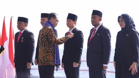 Bupati Trenggalek Nur Arifin Terima Satyalancana Wira Karya 2023