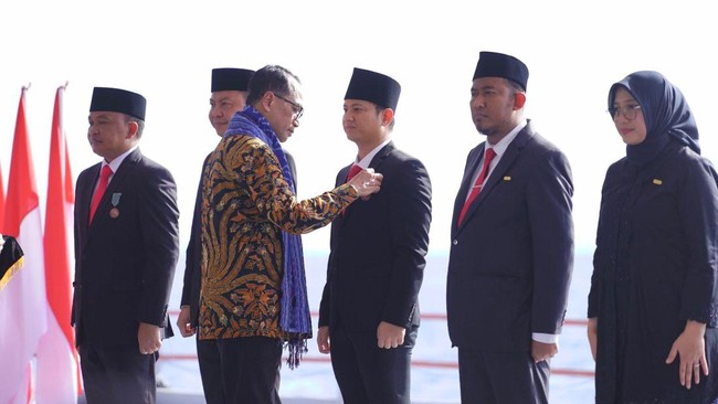 Apresiasi itu diterima Nur Arifin karena keberhasilan menjalankan konservasi penyu, serta pengadaan inovasi melalui aplikasi Pas Tenan di Kabupaten Trenggalek.