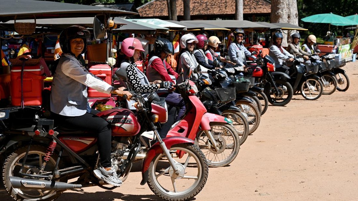 FOTO: Ramai-ramai Perempuan Jadi Pengendara Becak Motor di Kamboja
