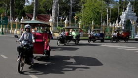 FOTO: Ramai-ramai Perempuan Jadi Pengendara Becak Motor di Kamboja